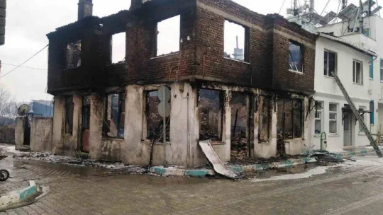 Kırklareli'nde ev çıkan yangında küle döndü