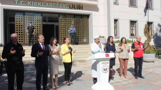 Kırklareli'nde Pakistan'a yardım tırı dualarla yola çıktı