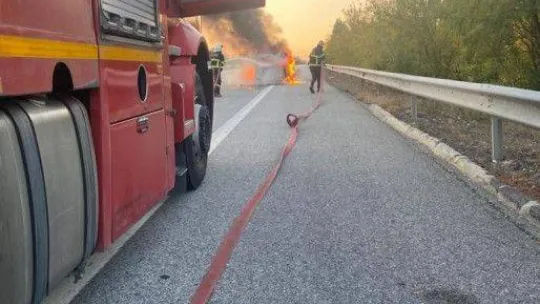 Kırklareli'nde seyir halindeki araç alev alev yandı