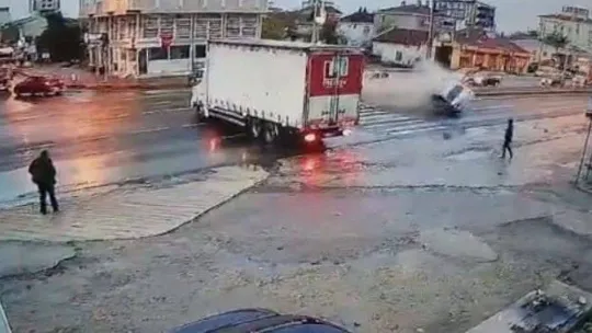 Kırmızı ışık ihlali yaptığı iddia edilen otomobil, kamyondan kaçarken takla attı