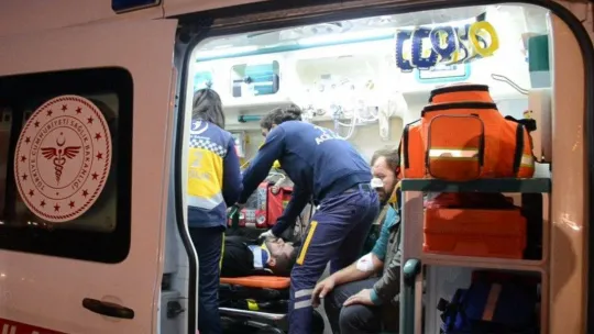 Kırmızı ışık ihlali yaptığı iddia edilen otomobil, kamyondan kaçarken takla attı