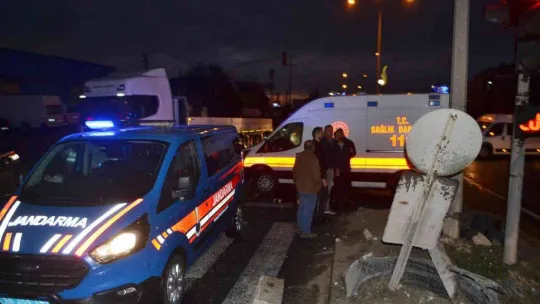 Kırmızı ışık ihlali yaptığı iddia edilen otomobil, kamyondan kaçarken takla attı