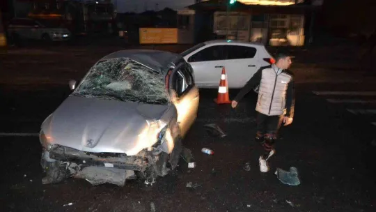 Kırmızı ışık ihlali yaptığı iddia edilen otomobil, kamyondan kaçarken takla attı