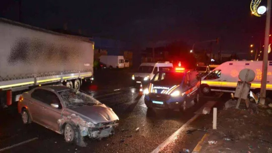 Kırmızı ışık ihlali yaptığı iddia edilen otomobil, kamyondan kaçarken takla attı