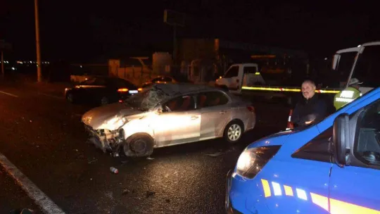 Kırmızı ışık ihlali yaptığı iddia edilen otomobil, kamyondan kaçarken takla attı