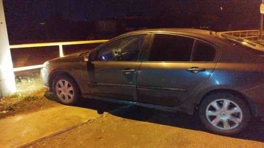 Kırmızı ışıklarda beklerken motosikletle gelen kişinin silahlı saldırısına uğradı