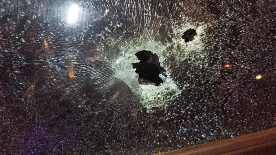 Kırmızı ışıklarda beklerken motosikletle gelen kişinin silahlı saldırısına uğradı