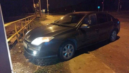 Kırmızı ışıklarda beklerken motosikletle gelen kişinin silahlı saldırısına uğradı