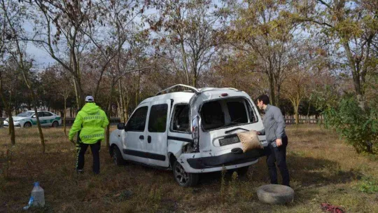 Kırmızı ışıkta beklerken kamyonun çarptığı araç, şarampole uçtu