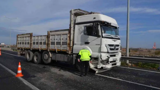 Kırmızı ışıkta beklerken kamyonun çarptığı araç, şarampole uçtu