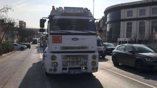 Kırmızı ışıkta bekleyen kamyonete arkadan çarptı