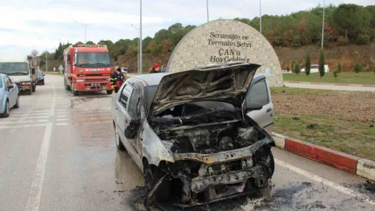 Kırmızı ışıkta duramayan araç öndeki araçlara çarparak alev aldı