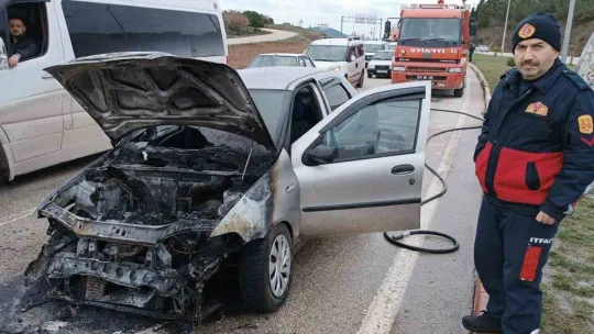 Kırmızı ışıkta duramayan araç öndeki araçlara çarparak alev aldı