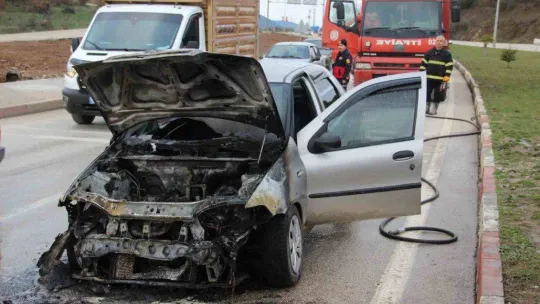 Kırmızı ışıkta duramayan araç öndeki araçlara çarparak alev aldı