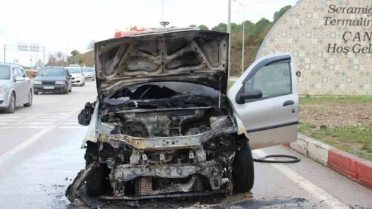 Kırmızı ışıkta duramayan araç öndeki araçlara çarparak alev aldı