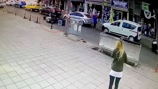Kırmızı ışıkta hatalı sollama yapan motosikletlinin yayaya çarptığı kaza kamerada: 2 yaralı