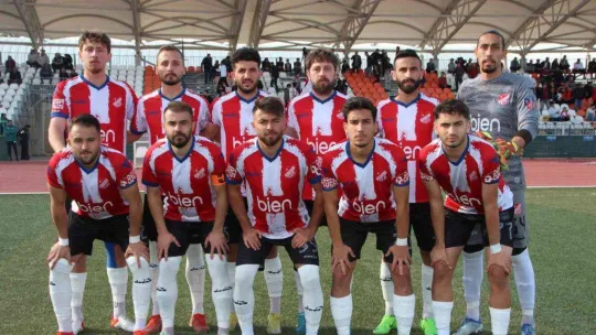 Kırmızı kart gören oyuncu 3 dakika daha sahada top oynadı