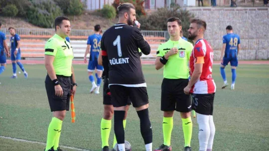 Kırmızı kart gören oyuncu 3 dakika daha sahada top oynadı