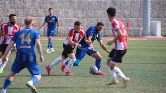 Kırmızı kart gören oyuncu 3 dakika daha sahada top oynadı