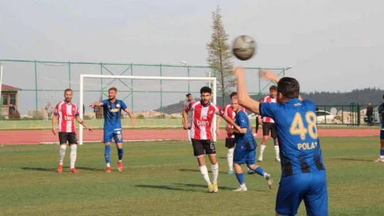 Kırmızı kart gören oyuncu 3 dakika daha sahada top oynadı