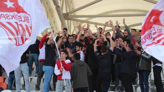 Kırmızı kart gören oyuncu 3 dakika daha sahada top oynadı