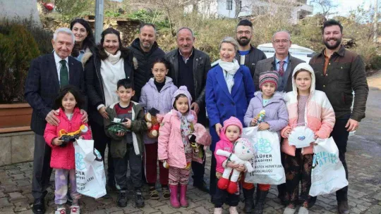 Kırsaldaki çocukların yüzü oyuncakla güldü