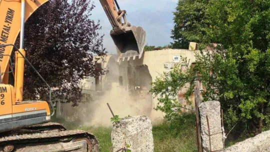 Kış turizmi destinasyonunda metruk ev temizliği