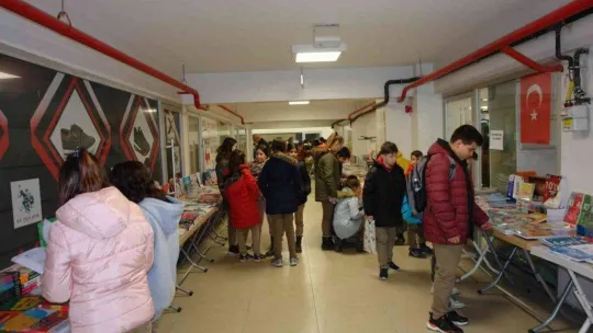 Kitap fuarına öğrencilerden yoğun ilgi