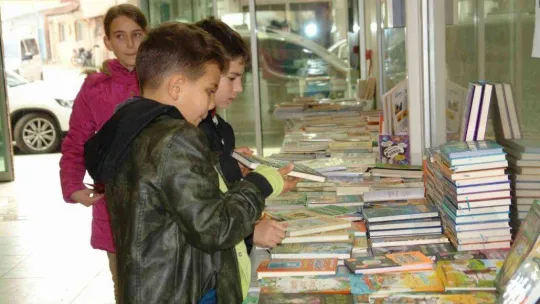 Kitap fuarına öğrencilerden yoğun ilgi