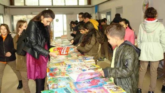 Kitap fuarına öğrencilerden yoğun ilgi