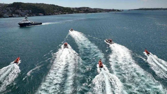 Kıyı Emniyeti'nden Boğaz'da saygı seyri