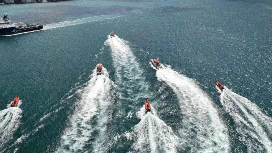 Kıyı Emniyeti'nden Boğaz'da saygı seyri