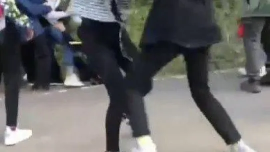 Kız öğrenciler saç saça kavga etti, o anları gülerek kayda aldılar