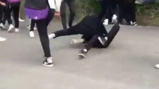 Kız öğrenciler saç saça kavga etti, o anları gülerek kayda aldılar