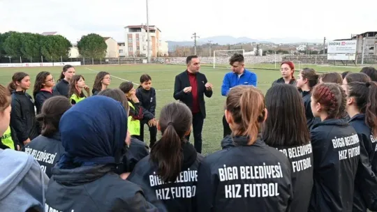 Kız öğrencilerin futbol tutkusu