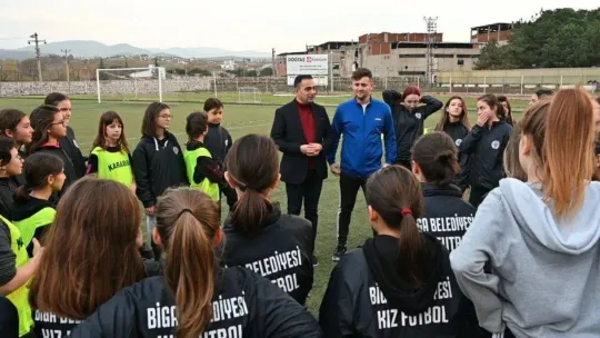 Kız öğrencilerin futbol tutkusu