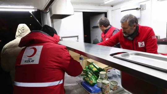 Kızılay afetzedelere yönelik beslenme hizmeti ve yardım çalışmalarını sürdürüyor