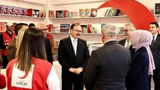 Kızılay'dan okullara kitap yardımı