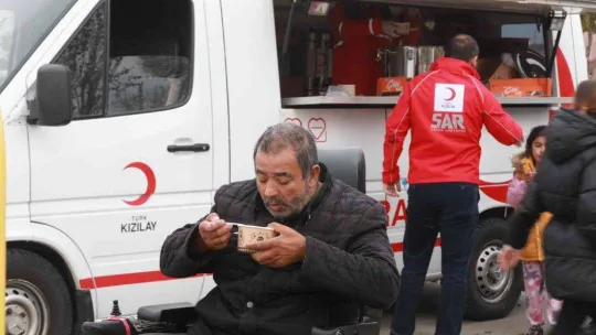 Kızılay, Düzce'de depremden etkilenen vatandaşlara gıda ve barınma hizmeti verdi