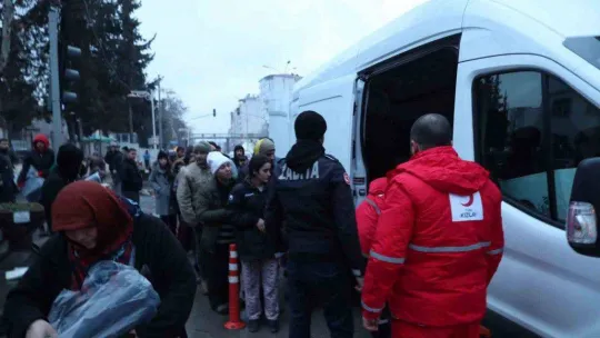 Kızılay ekipleri deprem bölgesinde