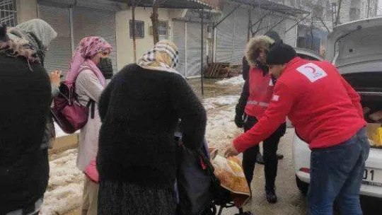 Kızılay ekipleri deprem bölgesinde