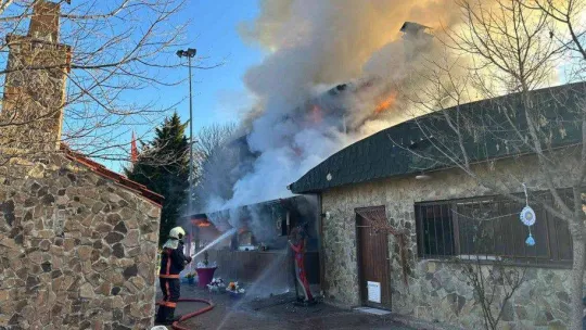 Kızılcahamam'da ahşap restoran alevlere teslim oldu