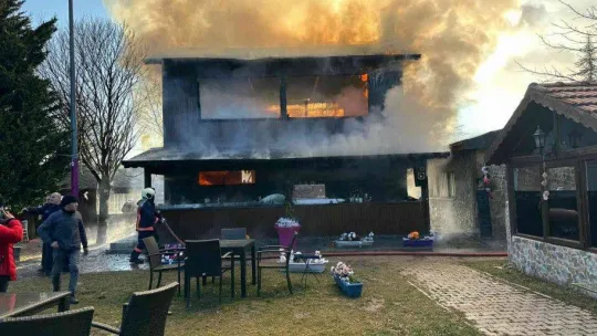 Kızılcahamam'da ahşap restoran alevlere teslim oldu