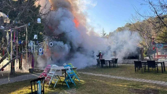 Kızılcahamam'da ahşap restoran alevlere teslim oldu