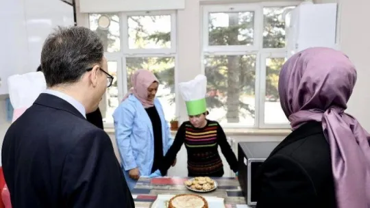 Kızılkaya çifti özel çocukların el emeği ürünlerini incelediler