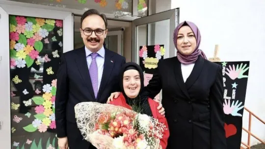 Kızılkaya çifti özel çocukların el emeği ürünlerini incelediler