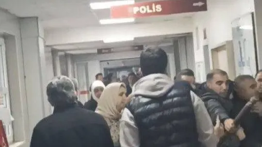 Kızları balkondan düştü, aileler hastanede birbirine girdi