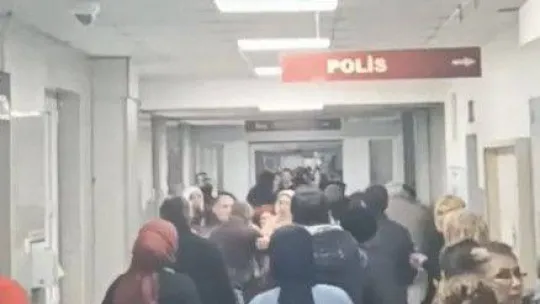 Kızları balkondan düştü, aileler hastanede birbirine girdi