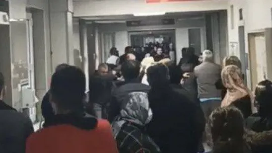 Kızları balkondan düştü, aileler hastanede birbirine girdi