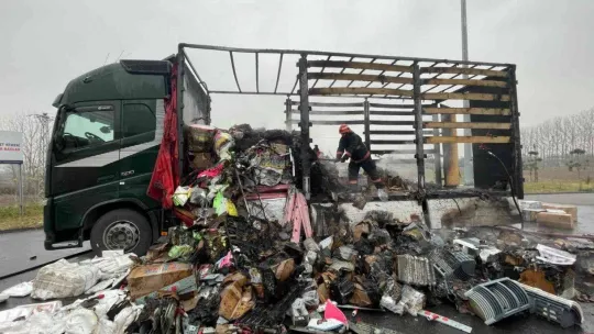 KMO'da tır alevlere teslim oldu, taşıdığı yükler küle döndü